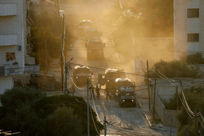 Tropas israelenses operando na cidade de Jenin, na Cisjordânia ocupada.