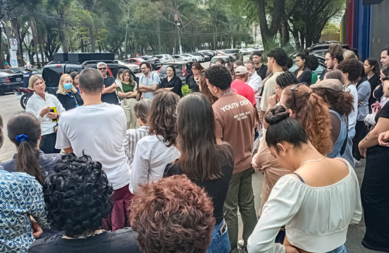 trabalhadores mobilizados durante assembleia
