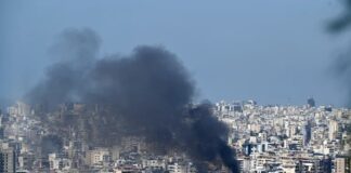 Israel amplia ataques ao Líbano, onde já matou 2 mil pessoas, bem como a Gaza e à Cisjordânia, e mata uma jornalista na Síria Bairro de Dahiyeh em Beirute, após ataque de Israel em 3 de outubro de 2024 (Murat Şengül - Agência Anadolu)