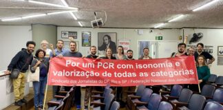 SJSP consegue tutela antecipada e impede desconto de salário de trabalhadores da EBC Jornalistas da EBC reunidos em assembleia em 10 de outubro