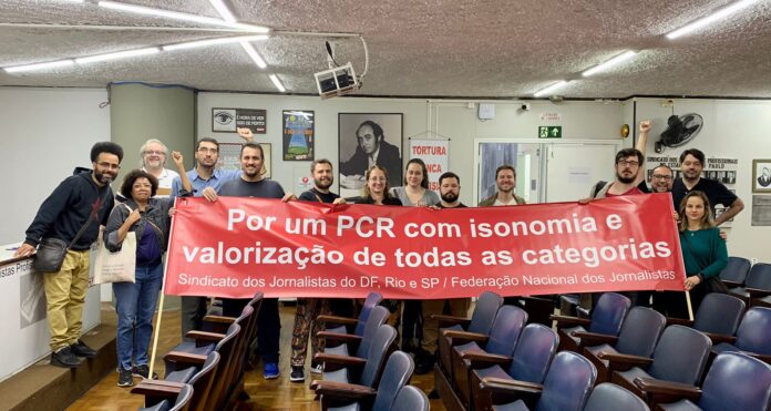 Jornalistas da EBC reunidos em assembleia em 10 de outubro