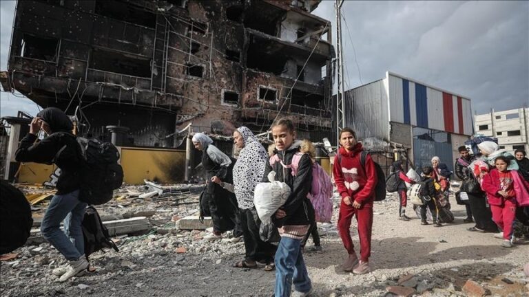Famílias palestinas em Gaza: deslocamento permanente em meio à devastação provocada por Israel. Foto: Agência Anadolu