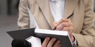 Justiça do Trabalho reconhece vínculo empregatício e enquadra jornada de jornalista Foto: Freepik