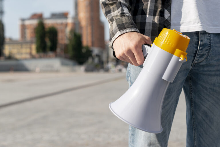 homem com um megafone