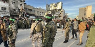 Acordo de cessar-fogo e troca de prisioneiros em Gaza entra em vigor sem incidentes, com demonstração de força e prestígio popular do Hamas; na Cisjordânia, porém, Exército de Israel amplia matança de palestinos Combatentes do Hamas ressurgem em Gaza no momento de libertação das três primeiras reféns israelenses, em 19 de janeiro (Anadolu)