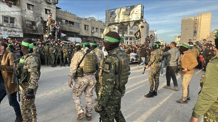 Combatentes do Hamas ressurgem em Gaza no momento de libertação das três primeiras reféns israelenses, em 19 de janeiro (Anadolu)