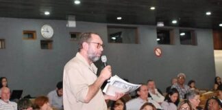 Nosso adeus a Roberto Elias Salomão (1953-2025), jornalista e militante, “um dos imprescindíveis” Pronunciamento de Roberto Elias Salomão durante reunião de movimentos sociais no Paraná. Foto: Reprodução