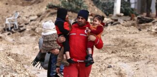 Acordo de cessar-fogo prossegue com troca de prisioneiros de parte a parte; mundo rechaça plano grotesco de Trump para Gaza; Israel obriga 30 mil palestinos a deixarem suas casas na Cisjordânia Membro do Crescente Vermelho ajuda família palestina a deixar casa no campo de refugiados de Nur Shams, perto de Tulkarm, durante ataque israelense em 10/2/ 2025 (AFP/Zain Jaafar)