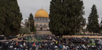 EUA abrem negociações diretas com Hamas em torno da continuação do cessar-fogo em Gaza Apesar das restrições impostas por Israel, milhares de palestinos realizam primeira oração do Ramadã na Mesquita de Al-Aqsa, em Jerusalém Oriental, em 7/3/2025. Foto: TRT World