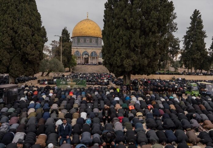 Apesar das restrições impostas por Israel, milhares de palestinos realizam primeira oração do Ramadã na Mesquita de Al-Aqsa, em Jerusalém Oriental, em 7/3/2025. Foto: TRT World