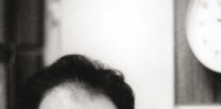 O MANIFESTO “EM NOME DA VERDADE” Fotografia provavelmente tirada no estúdio da Rádio BBC de Londres, entre 1966 e 1968. Acervo Ivo Herzog – Instituto Vladimir Herzog © INSTITUTO VLADIMIR HERZOG