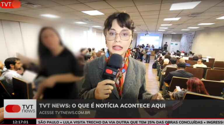 Repórter da TVT é retirada do auditório da Unifesp enquanto fazia transmissão ao vivo sobre a identificação dos restos mortais de dois desaparecidos políticos; Sindicato e Fenaj exigem explicações