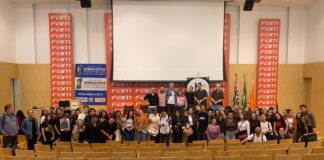 Cineclube Vladimir Herzog debate mídia, democracia e resistência Estudantes e jornalistas durante a exibição dos dois primeiros episódios da série documental Folha Corrida. Foto: Juliana Almeida