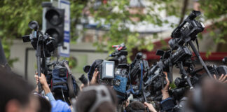 Campanha Salarial Rádio e TV: assembleia virtual nesta quarta-feira, 5 de novembro, discutirá as reivindicações da categoria e organizará nossa mobilização! Jornalistas em uma cobertura em praça púlica