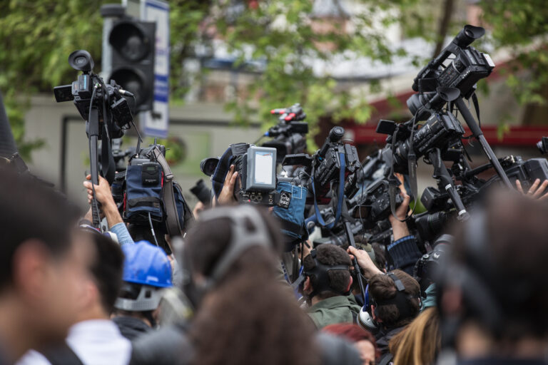 Jornalistas em uma cobertura em praça púlica
