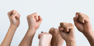 Jornais e Revistas da Capital: em assembleia com 150 jornalistas, categoria amplia mobilização por ganho real nos salários e valorização do VR! Mãos ao alto com punho fechado