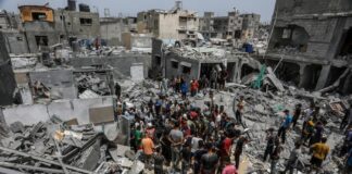 Na “proposta final” de Trump para o cessar-fogo em Gaza, o diabo mora nos detalhes Moradores e equipes de defesa civil realizam operações de busca e resgate entre os escombros de prédios destruídos após ataque de Israel ao campo de refugiados de Khan Yuni, em 1º de julho de 2025 (Abed Rahim Khatib – Agência Anadolu)