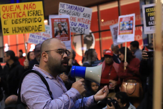 Thiago Tanji durante a manifestação contra o assassinato de jornalistas em Gaza