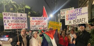 Diante da Hebraica, grupos pró-Palestina realizaram protesto contra major genocida, porta-voz do Exército de Israel Foto: Patricia Matos/Opera Mundi