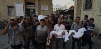 Hamas faz grandes concessões em nova proposta de cessar-fogo, mas Israel prefere apostar em criminosa invasão terrestre de Gaza Palestinos carregam pessoas assassinadas em ataque israelense à casa da família Abu Sharia, no sul da Cidade de Gaza, em 21 de agosto de 2025 (Khames Alrefi – Agência Anadolu)