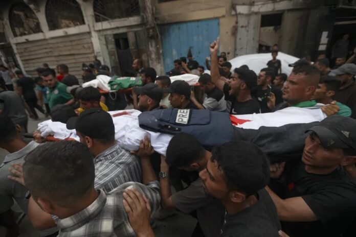 Cerimônia fúnebre, em 11/8, dos correspondentes da Al Jazeera Anas al-Sharif e Mohamed Qraiqea e dos fotojornalistas Ibrahim Dahir, Moumin Alaywa e Mohammed Noufal, assassinados por Israel em Gaza (foto: Yousef Al Zanoon - Anadolu)