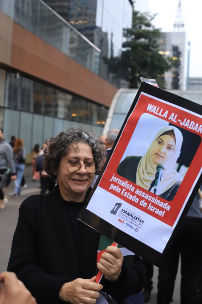 O Sindicato dos Jornalistas Profissionais no Estado de São Paulo (SJSP) e a Federação Nacional dos Jornalistas (FENAJ) convocam jornalistas para manifestação de apoio aos profissionais da imprensa palestinos, vítimas de assassinatos perpetrados pelo Estado de Israel.. Av. Paulista, São Paulo, SP. 28 de agosto de 2025. Foto: Roberto Parizotti.