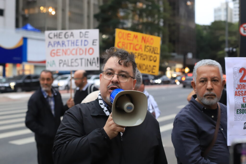 O Sindicato dos Jornalistas Profissionais no Estado de São Paulo (SJSP) e a Federação Nacional dos Jornalistas (FENAJ) convocam jornalistas para manifestação de apoio aos profissionais da imprensa palestinos, vítimas de assassinatos perpetrados pelo Estado de Israel.. Av. Paulista, São Paulo, SP. 28 de agosto de 2025. Foto: Roberto Parizotti.