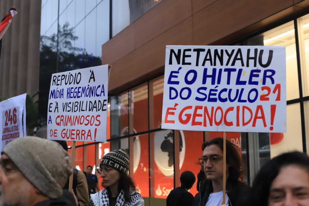 O Sindicato dos Jornalistas Profissionais no Estado de São Paulo (SJSP) e a Federação Nacional dos Jornalistas (FENAJ) convocam jornalistas para manifestação de apoio aos profissionais da imprensa palestinos, vítimas de assassinatos perpetrados pelo Estado de Israel.. Av. Paulista, São Paulo, SP. 28 de agosto de 2025. Foto: Roberto Parizotti.