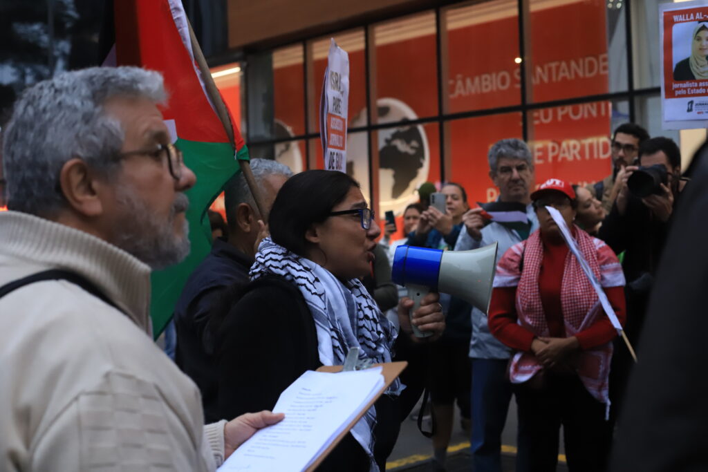 O Sindicato dos Jornalistas Profissionais no Estado de São Paulo (SJSP) e a Federação Nacional dos Jornalistas (FENAJ) convocam jornalistas para manifestação de apoio aos profissionais da imprensa palestinos, vítimas de assassinatos perpetrados pelo Estado de Israel.. Av. Paulista, São Paulo, SP. 28 de agosto de 2025. Foto: Roberto Parizotti.