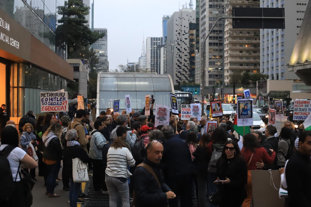 O Sindicato dos Jornalistas Profissionais no Estado de São Paulo (SJSP) e a Federação Nacional dos Jornalistas (FENAJ) convocam jornalistas para manifestação de apoio aos profissionais da imprensa palestinos, vítimas de assassinatos perpetrados pelo Estado de Israel.. Av. Paulista, São Paulo, SP. 28 de agosto de 2025. Foto: Roberto Parizotti.