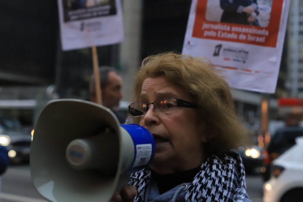 O Sindicato dos Jornalistas Profissionais no Estado de São Paulo (SJSP) e a Federação Nacional dos Jornalistas (FENAJ) convocam jornalistas para manifestação de apoio aos profissionais da imprensa palestinos, vítimas de assassinatos perpetrados pelo Estado de Israel.. Av. Paulista, São Paulo, SP. 28 de agosto de 2025. Foto: Roberto Parizotti.