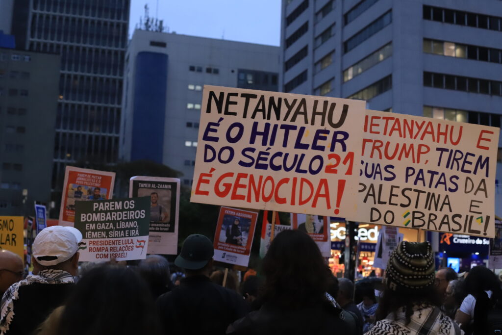 O Sindicato dos Jornalistas Profissionais no Estado de São Paulo (SJSP) e a Federação Nacional dos Jornalistas (FENAJ) convocam jornalistas para manifestação de apoio aos profissionais da imprensa palestinos, vítimas de assassinatos perpetrados pelo Estado de Israel.. Av. Paulista, São Paulo, SP. 28 de agosto de 2025. Foto: Roberto Parizotti.