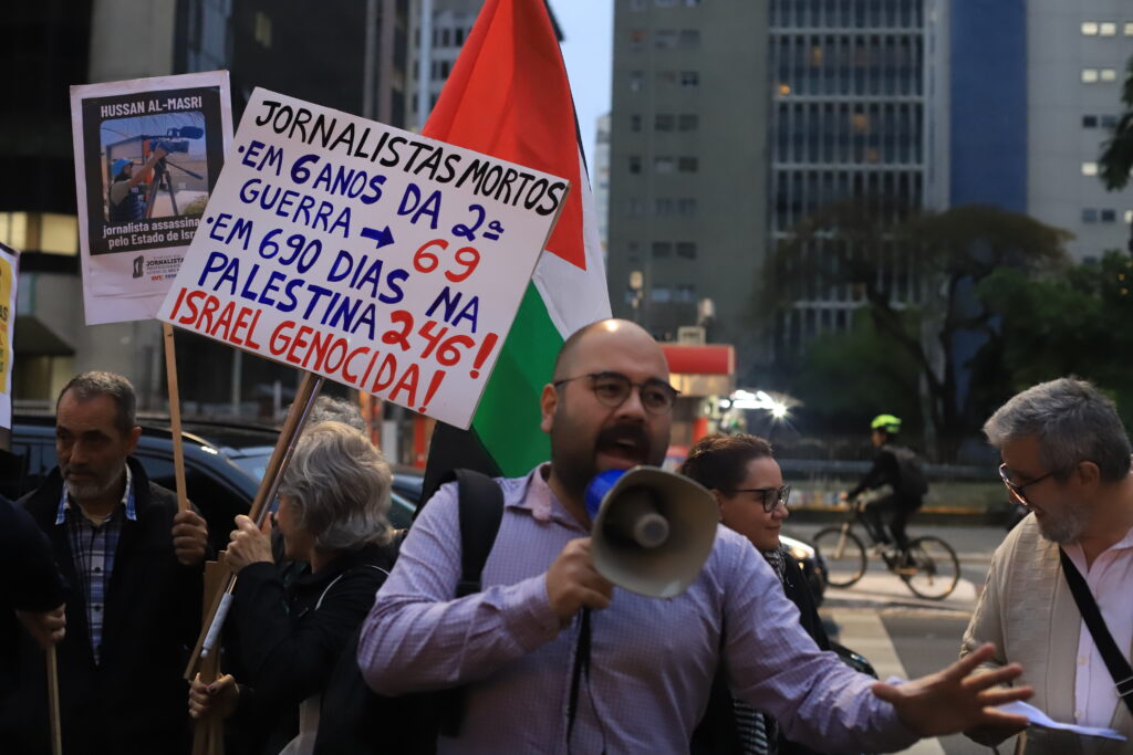 O Sindicato dos Jornalistas Profissionais no Estado de São Paulo (SJSP) e a Federação Nacional dos Jornalistas (FENAJ) convocam jornalistas para manifestação de apoio aos profissionais da imprensa palestinos, vítimas de assassinatos perpetrados pelo Estado de Israel.. Av. Paulista, São Paulo, SP. 28 de agosto de 2025. Foto: Roberto Parizotti.