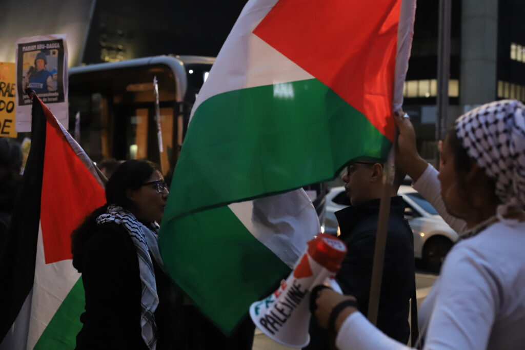 O Sindicato dos Jornalistas Profissionais no Estado de São Paulo (SJSP) e a Federação Nacional dos Jornalistas (FENAJ) convocam jornalistas para manifestação de apoio aos profissionais da imprensa palestinos, vítimas de assassinatos perpetrados pelo Estado de Israel.. Av. Paulista, São Paulo, SP. 28 de agosto de 2025. Foto: Roberto Parizotti.