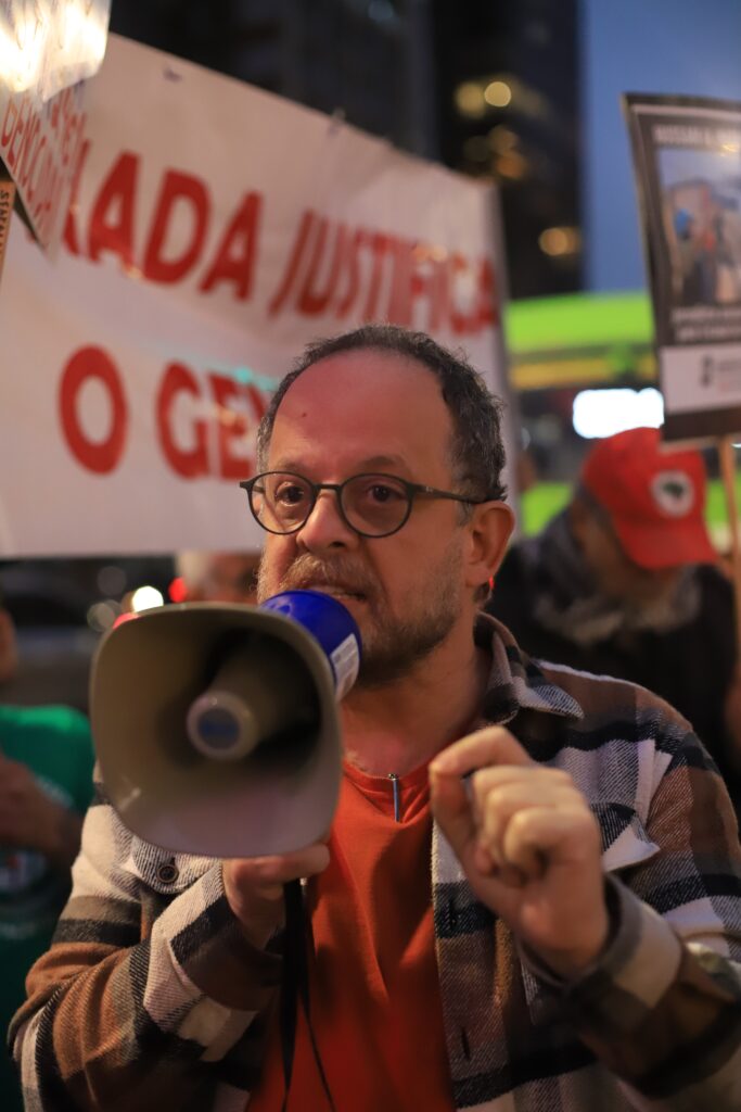 O Sindicato dos Jornalistas Profissionais no Estado de São Paulo (SJSP) e a Federação Nacional dos Jornalistas (FENAJ) convocam jornalistas para manifestação de apoio aos profissionais da imprensa palestinos, vítimas de assassinatos perpetrados pelo Estado de Israel.. Av. Paulista, São Paulo, SP. 28 de agosto de 2025. Foto: Roberto Parizotti.