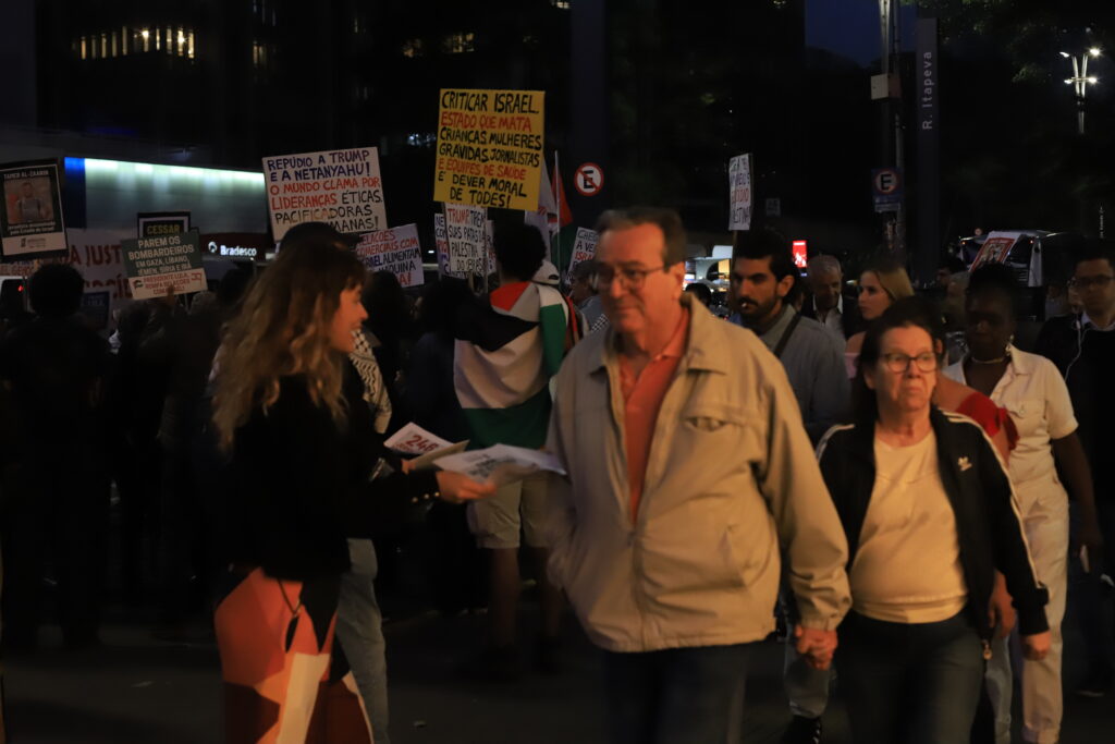 O Sindicato dos Jornalistas Profissionais no Estado de São Paulo (SJSP) e a Federação Nacional dos Jornalistas (FENAJ) convocam jornalistas para manifestação de apoio aos profissionais da imprensa palestinos, vítimas de assassinatos perpetrados pelo Estado de Israel.. Av. Paulista, São Paulo, SP. 28 de agosto de 2025. Foto: Roberto Parizotti.