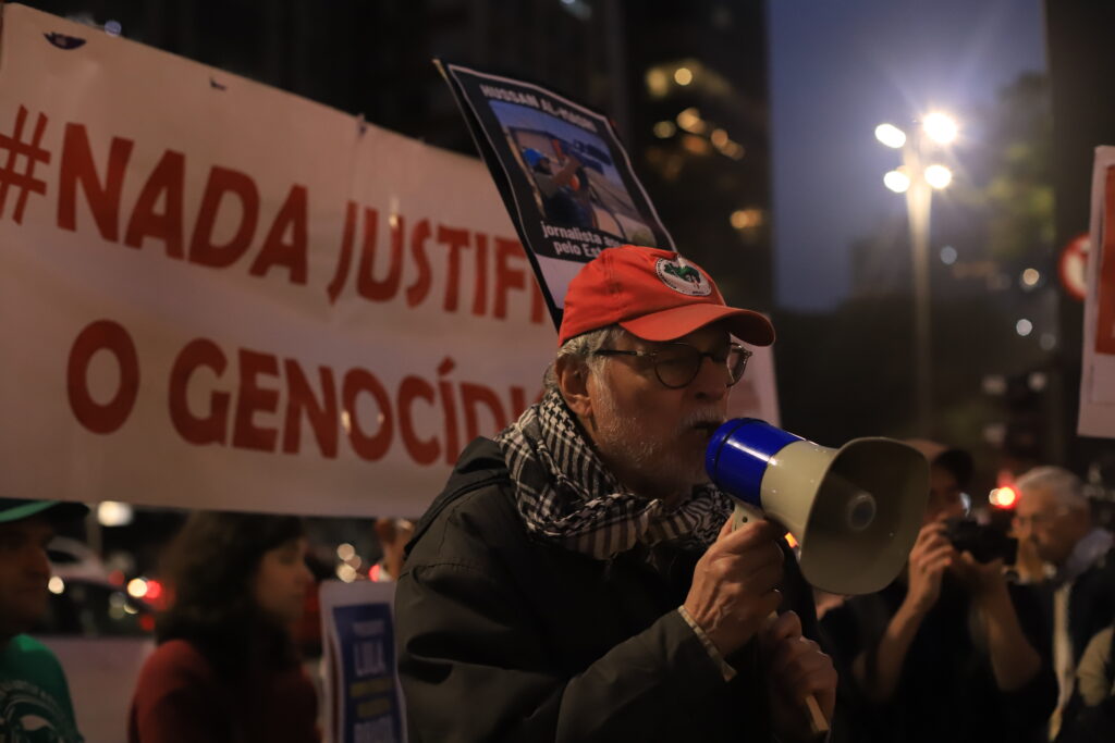 O Sindicato dos Jornalistas Profissionais no Estado de São Paulo (SJSP) e a Federação Nacional dos Jornalistas (FENAJ) convocam jornalistas para manifestação de apoio aos profissionais da imprensa palestinos, vítimas de assassinatos perpetrados pelo Estado de Israel.. Av. Paulista, São Paulo, SP. 28 de agosto de 2025. Foto: Roberto Parizotti.