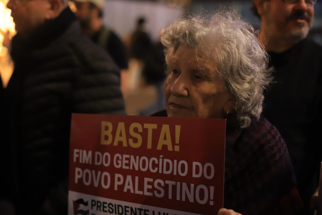 O Sindicato dos Jornalistas Profissionais no Estado de São Paulo (SJSP) e a Federação Nacional dos Jornalistas (FENAJ) convocam jornalistas para manifestação de apoio aos profissionais da imprensa palestinos, vítimas de assassinatos perpetrados pelo Estado de Israel.. Av. Paulista, São Paulo, SP. 28 de agosto de 2025. Foto: Roberto Parizotti.