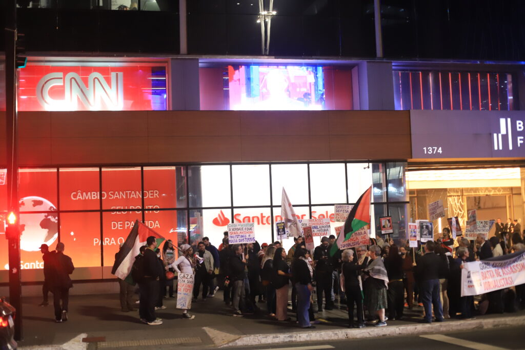 O Sindicato dos Jornalistas Profissionais no Estado de São Paulo (SJSP) e a Federação Nacional dos Jornalistas (FENAJ) convocam jornalistas para manifestação de apoio aos profissionais da imprensa palestinos, vítimas de assassinatos perpetrados pelo Estado de Israel.. Av. Paulista, São Paulo, SP. 28 de agosto de 2025. Foto: Roberto Parizotti.