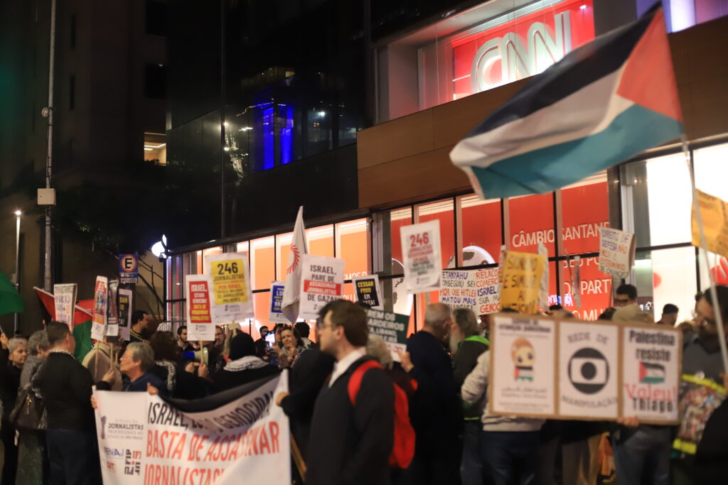 O Sindicato dos Jornalistas Profissionais no Estado de São Paulo (SJSP) e a Federação Nacional dos Jornalistas (FENAJ) convocam jornalistas para manifestação de apoio aos profissionais da imprensa palestinos, vítimas de assassinatos perpetrados pelo Estado de Israel.. Av. Paulista, São Paulo, SP. 28 de agosto de 2025. Foto: Roberto Parizotti.