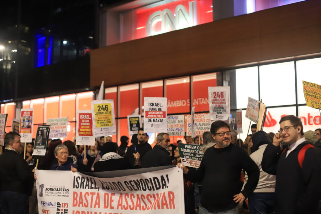 O Sindicato dos Jornalistas Profissionais no Estado de São Paulo (SJSP) e a Federação Nacional dos Jornalistas (FENAJ) convocam jornalistas para manifestação de apoio aos profissionais da imprensa palestinos, vítimas de assassinatos perpetrados pelo Estado de Israel.. Av. Paulista, São Paulo, SP. 28 de agosto de 2025. Foto: Roberto Parizotti.