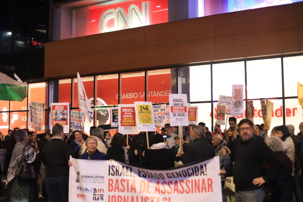 O Sindicato dos Jornalistas Profissionais no Estado de São Paulo (SJSP) e a Federação Nacional dos Jornalistas (FENAJ) convocam jornalistas para manifestação de apoio aos profissionais da imprensa palestinos, vítimas de assassinatos perpetrados pelo Estado de Israel.. Av. Paulista, São Paulo, SP. 28 de agosto de 2025. Foto: Roberto Parizotti.