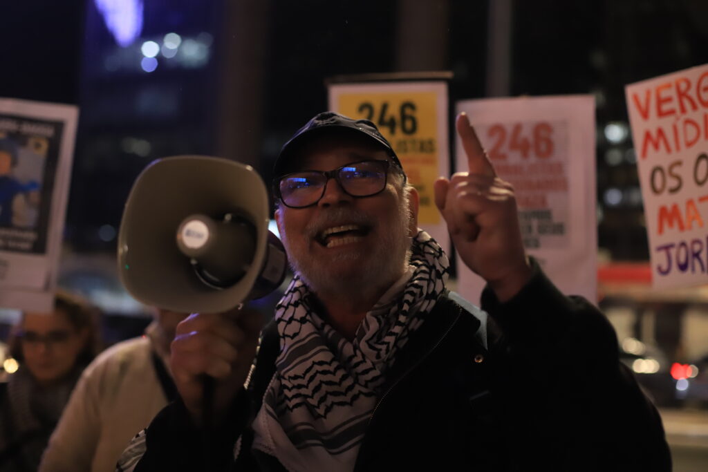 O Sindicato dos Jornalistas Profissionais no Estado de São Paulo (SJSP) e a Federação Nacional dos Jornalistas (FENAJ) convocam jornalistas para manifestação de apoio aos profissionais da imprensa palestinos, vítimas de assassinatos perpetrados pelo Estado de Israel.. Av. Paulista, São Paulo, SP. 28 de agosto de 2025. Foto: Roberto Parizotti.