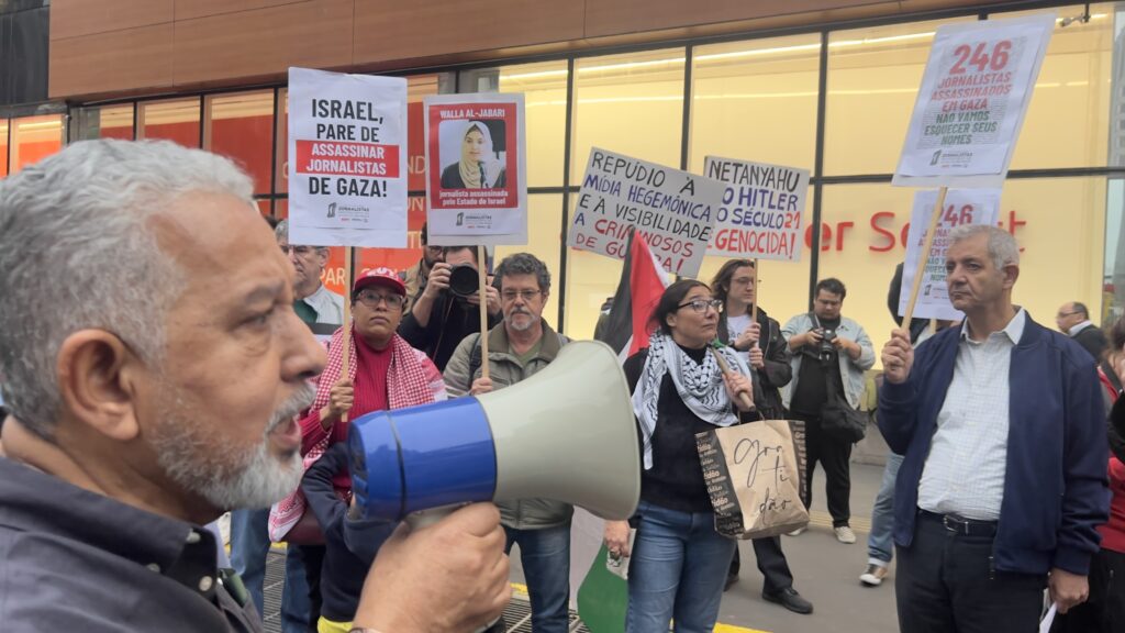 O Sindicato dos Jornalistas Profissionais no Estado de São Paulo (SJSP) e a Federação Nacional dos Jornalistas (FENAJ) convocam jornalistas para manifestação de apoio aos profissionais da imprensa palestinos, vítimas de assassinatos perpetrados pelo Estado de Israel.. Av. Paulista, São Paulo, SP. 28 de agosto de 2025. Foto: Roberto Parizotti.
