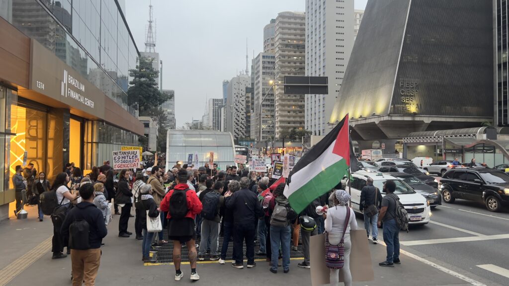 O Sindicato dos Jornalistas Profissionais no Estado de São Paulo (SJSP) e a Federação Nacional dos Jornalistas (FENAJ) convocam jornalistas para manifestação de apoio aos profissionais da imprensa palestinos, vítimas de assassinatos perpetrados pelo Estado de Israel.. Av. Paulista, São Paulo, SP. 28 de agosto de 2025. Foto: Roberto Parizotti.