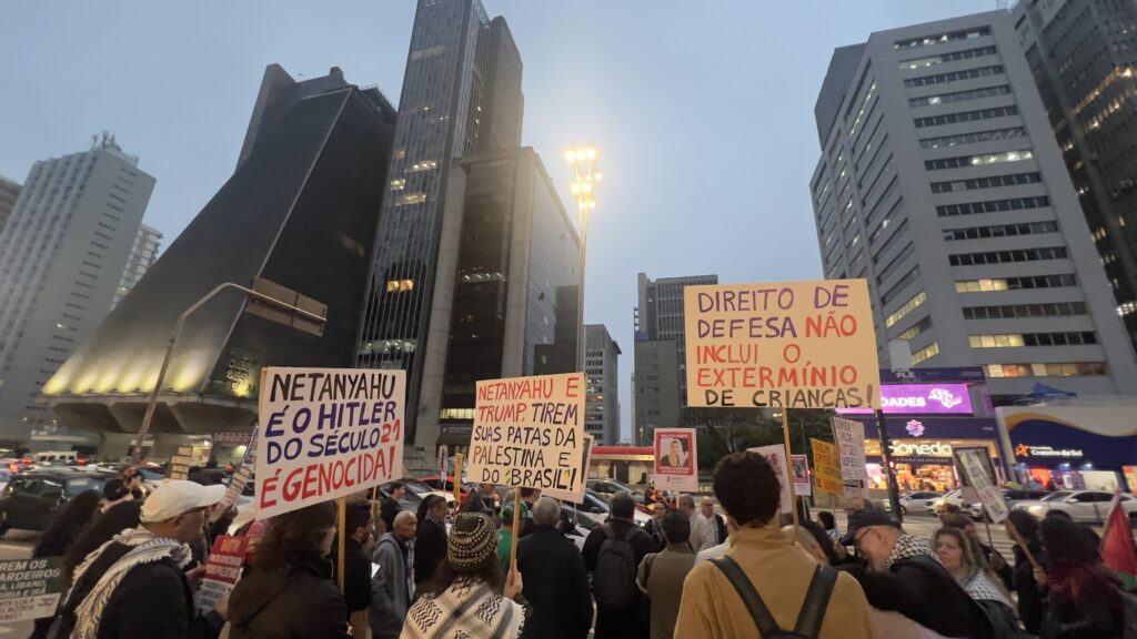 O Sindicato dos Jornalistas Profissionais no Estado de São Paulo (SJSP) e a Federação Nacional dos Jornalistas (FENAJ) convocam jornalistas para manifestação de apoio aos profissionais da imprensa palestinos, vítimas de assassinatos perpetrados pelo Estado de Israel.. Av. Paulista, São Paulo, SP. 28 de agosto de 2025. Foto: Roberto Parizotti.