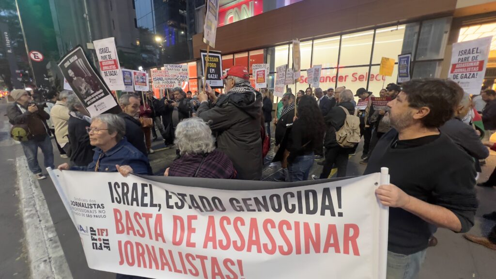 O Sindicato dos Jornalistas Profissionais no Estado de São Paulo (SJSP) e a Federação Nacional dos Jornalistas (FENAJ) convocam jornalistas para manifestação de apoio aos profissionais da imprensa palestinos, vítimas de assassinatos perpetrados pelo Estado de Israel.. Av. Paulista, São Paulo, SP. 28 de agosto de 2025. Foto: Roberto Parizotti.