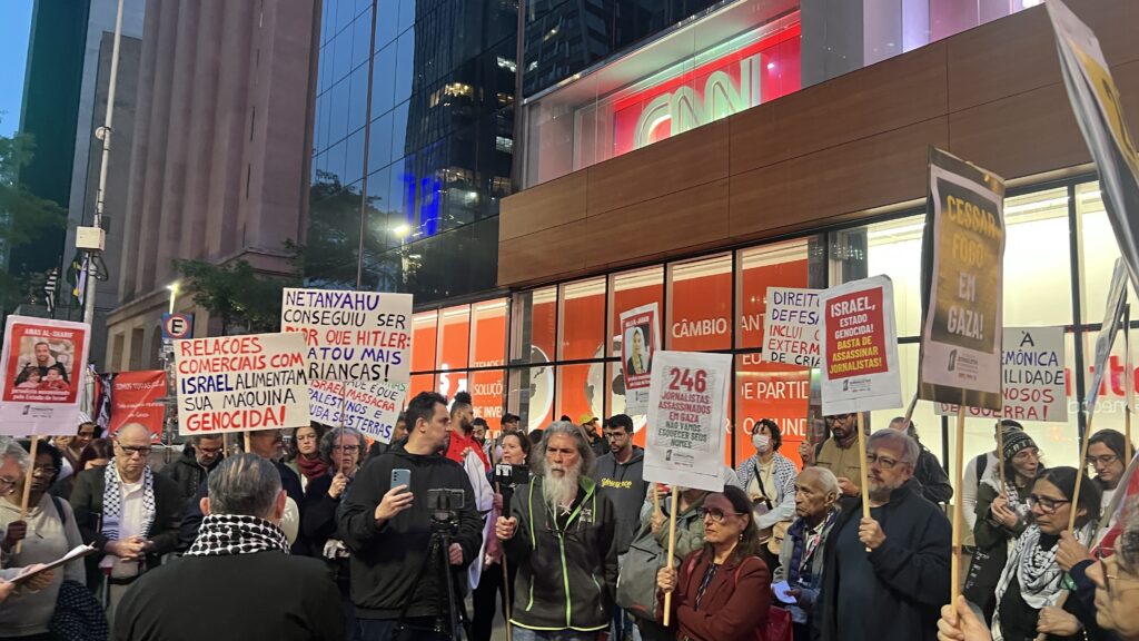O Sindicato dos Jornalistas Profissionais no Estado de São Paulo (SJSP) e a Federação Nacional dos Jornalistas (FENAJ) convocam jornalistas para manifestação de apoio aos profissionais da imprensa palestinos, vítimas de assassinatos perpetrados pelo Estado de Israel.. Av. Paulista, São Paulo, SP. 28 de agosto de 2025. Foto: Roberto Parizotti.