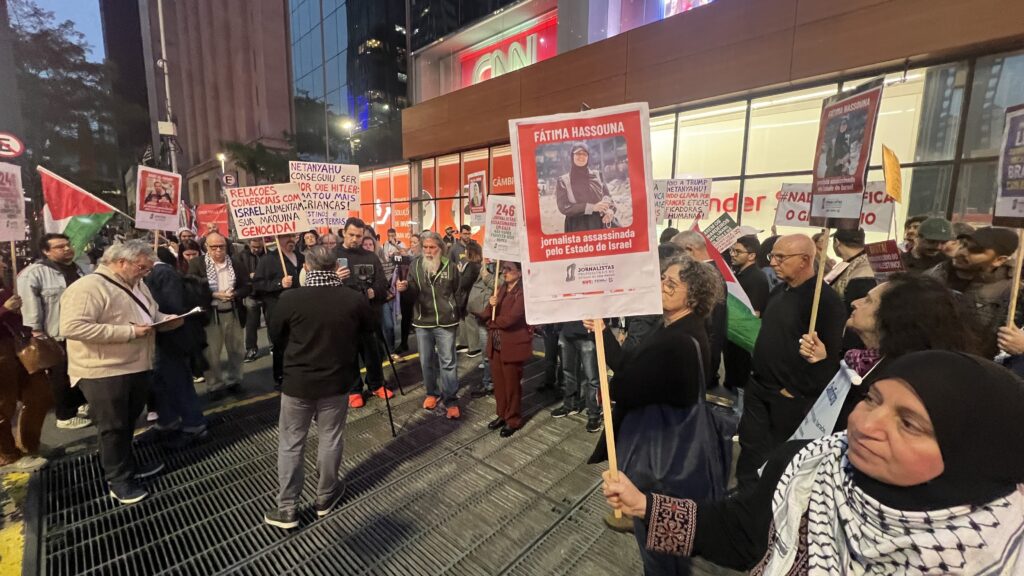 O Sindicato dos Jornalistas Profissionais no Estado de São Paulo (SJSP) e a Federação Nacional dos Jornalistas (FENAJ) convocam jornalistas para manifestação de apoio aos profissionais da imprensa palestinos, vítimas de assassinatos perpetrados pelo Estado de Israel.. Av. Paulista, São Paulo, SP. 28 de agosto de 2025. Foto: Roberto Parizotti.