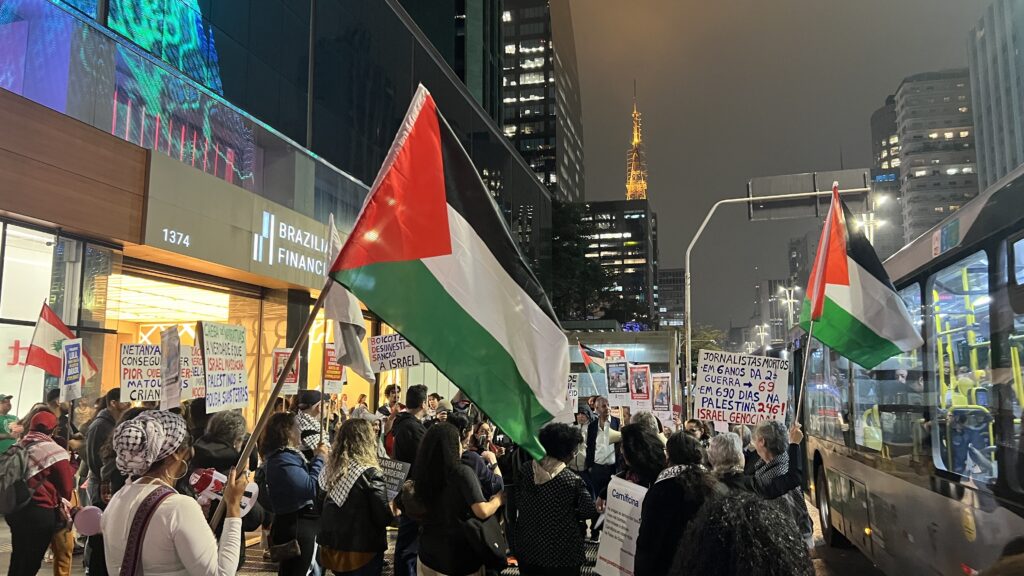 O Sindicato dos Jornalistas Profissionais no Estado de São Paulo (SJSP) e a Federação Nacional dos Jornalistas (FENAJ) convocam jornalistas para manifestação de apoio aos profissionais da imprensa palestinos, vítimas de assassinatos perpetrados pelo Estado de Israel.. Av. Paulista, São Paulo, SP. 28 de agosto de 2025. Foto: Roberto Parizotti.